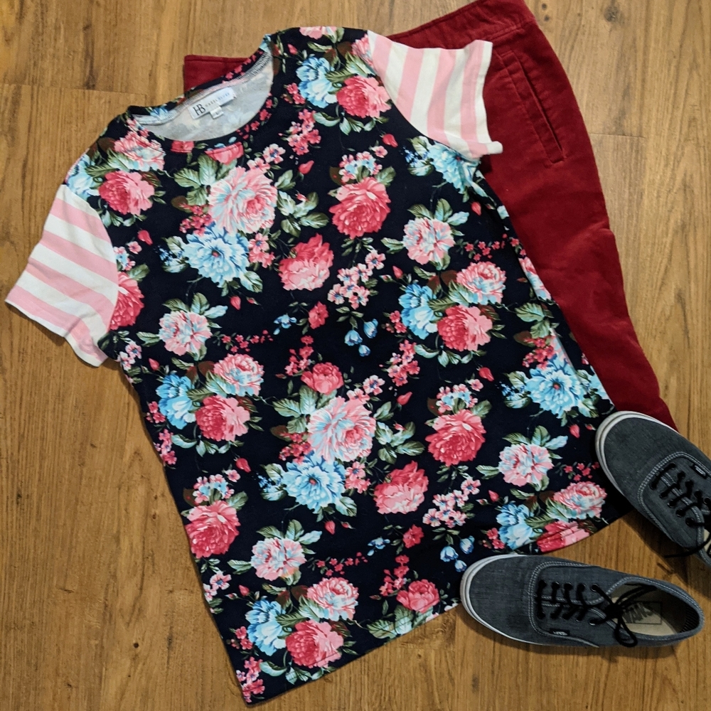 Hazel Blues Floral T-shirt with Striped Sleeve Short Sleeve Multicolor sz Medium